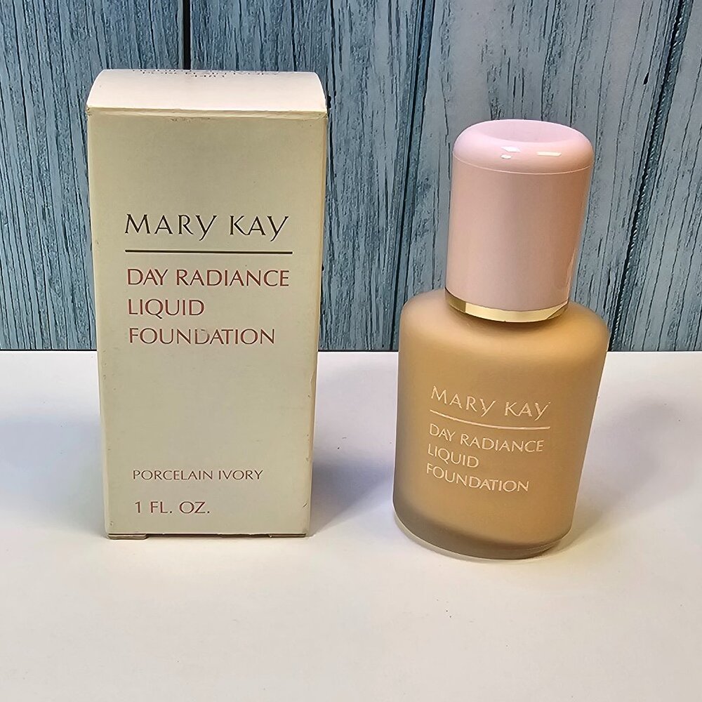 Mary Kay Day Radiance Liquid Foundation - Porcelain Ivory #4483- NIB - Old Stock